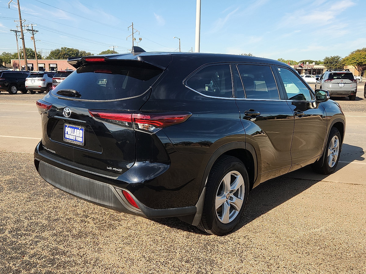 Used 2024 Toyota Highlander LE AWD/4WD image 4