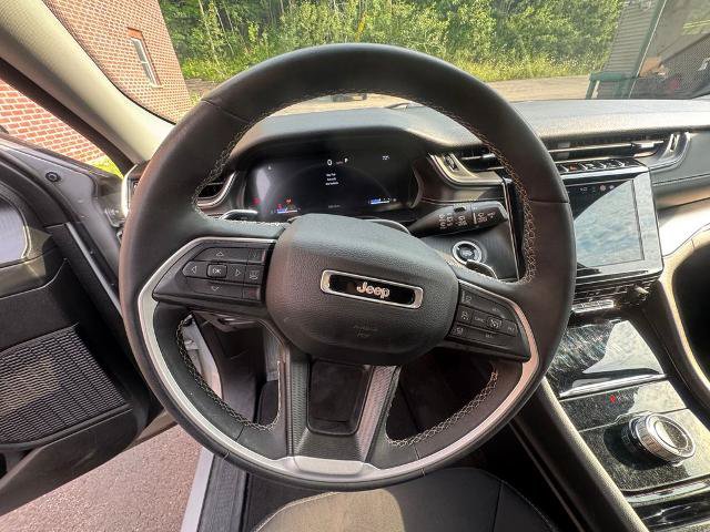 Used 2023 Jeep Grand Cherokee Laredo w/ Luxury Tech Group I AWD/4WD image 3