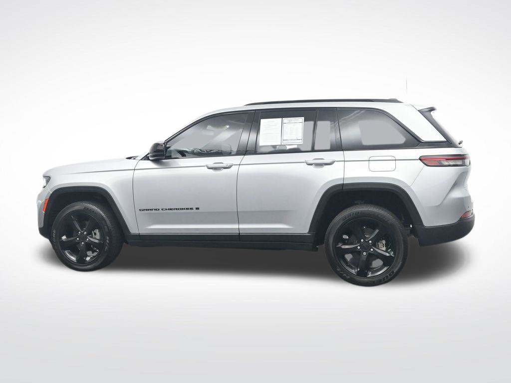 Used 2024 Jeep Grand Cherokee Altitude RWD image 10