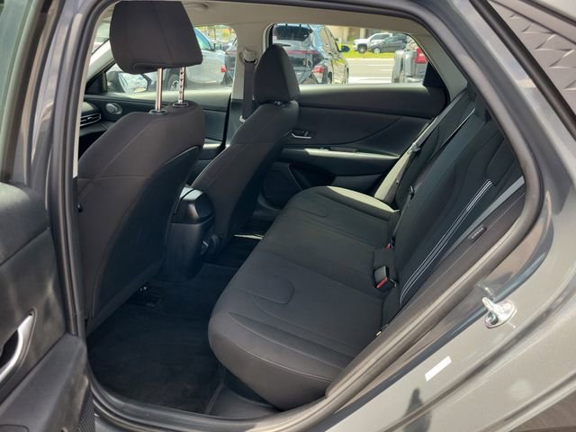 Used 2025 Hyundai Elantra Hybrid FWD image 11