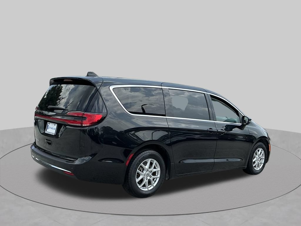 Used 2023 Chrysler Pacifica Touring-L FWD image 13