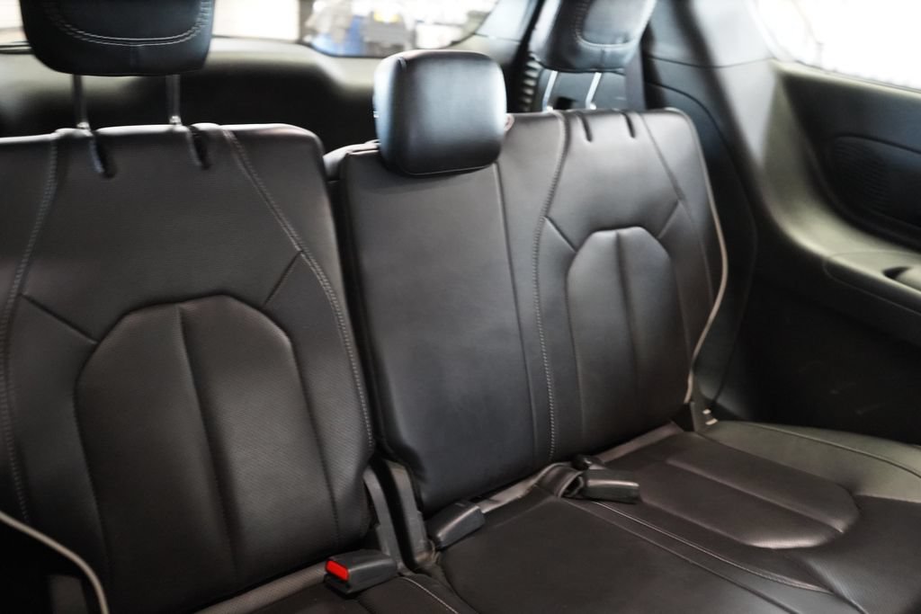 Used 2025 Chrysler Pacifica Limited FWD image 26