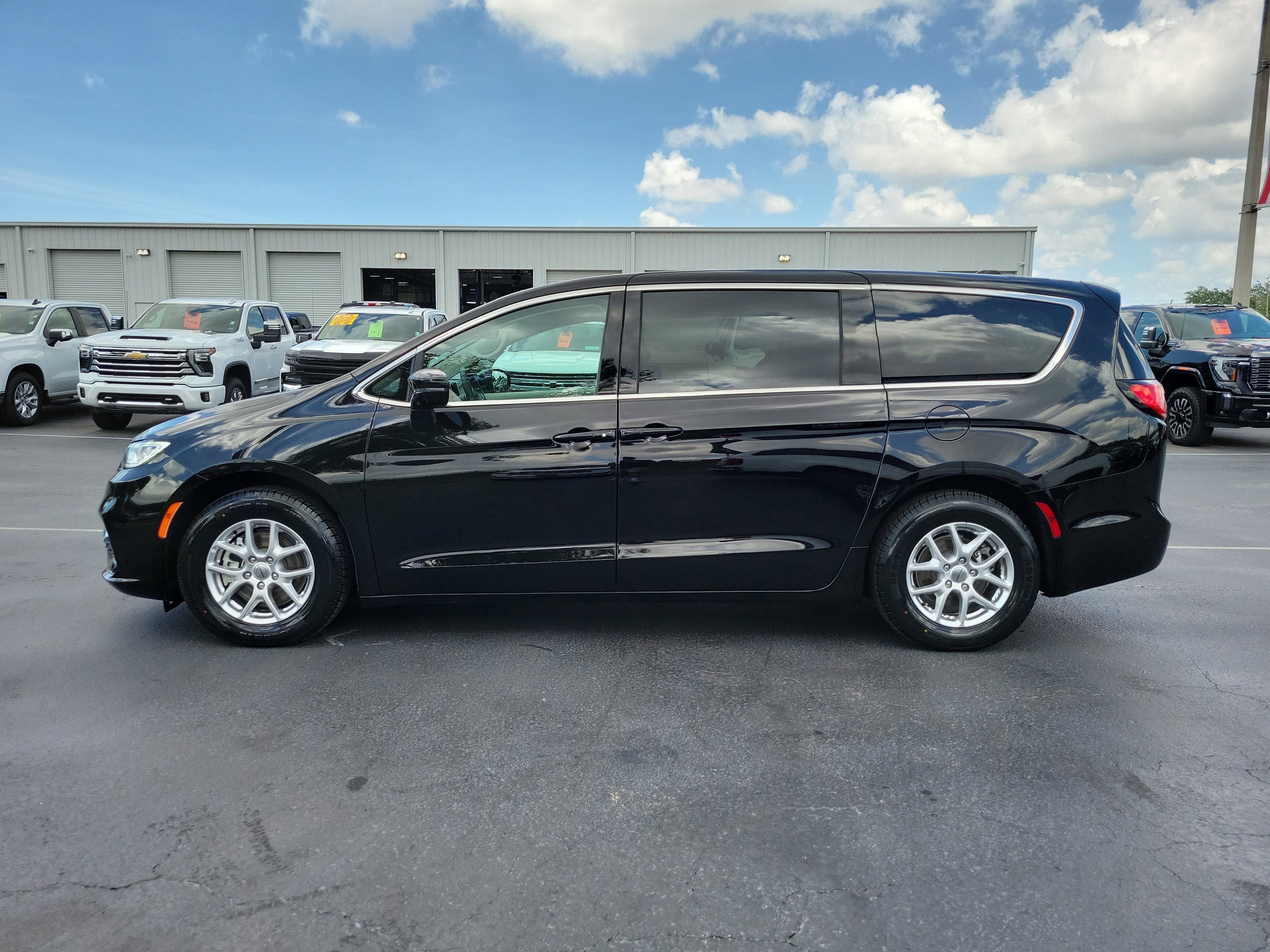 Used 2024 Chrysler Pacifica Touring-L FWD image 6