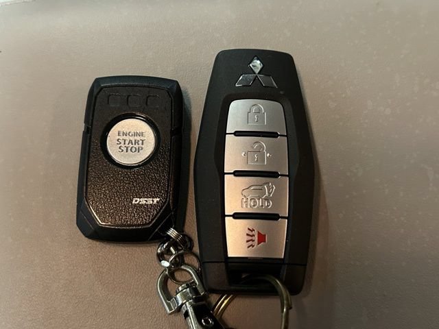 Used 2023 Mitsubishi Outlander SEL AWD/4WD image 28
