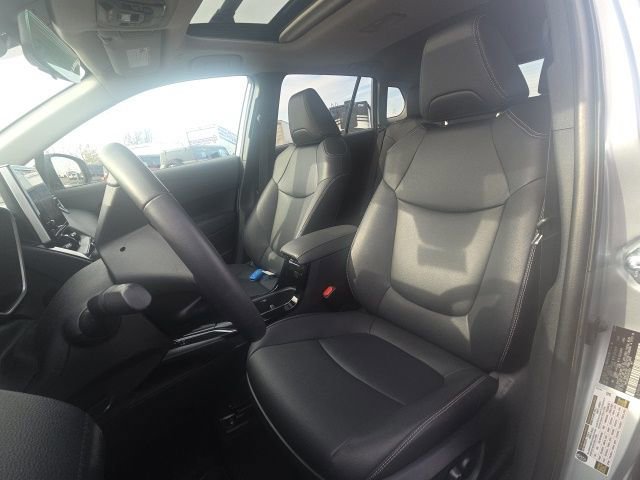 Used 2024 Toyota Corolla Cross XLE w/ Convenience Package image 28