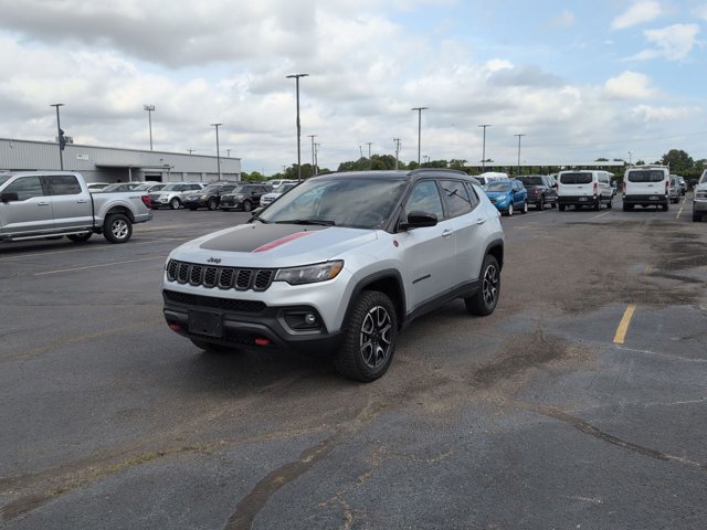 Used 2025 Jeep Compass Trailhawk AWD/4WD image 3