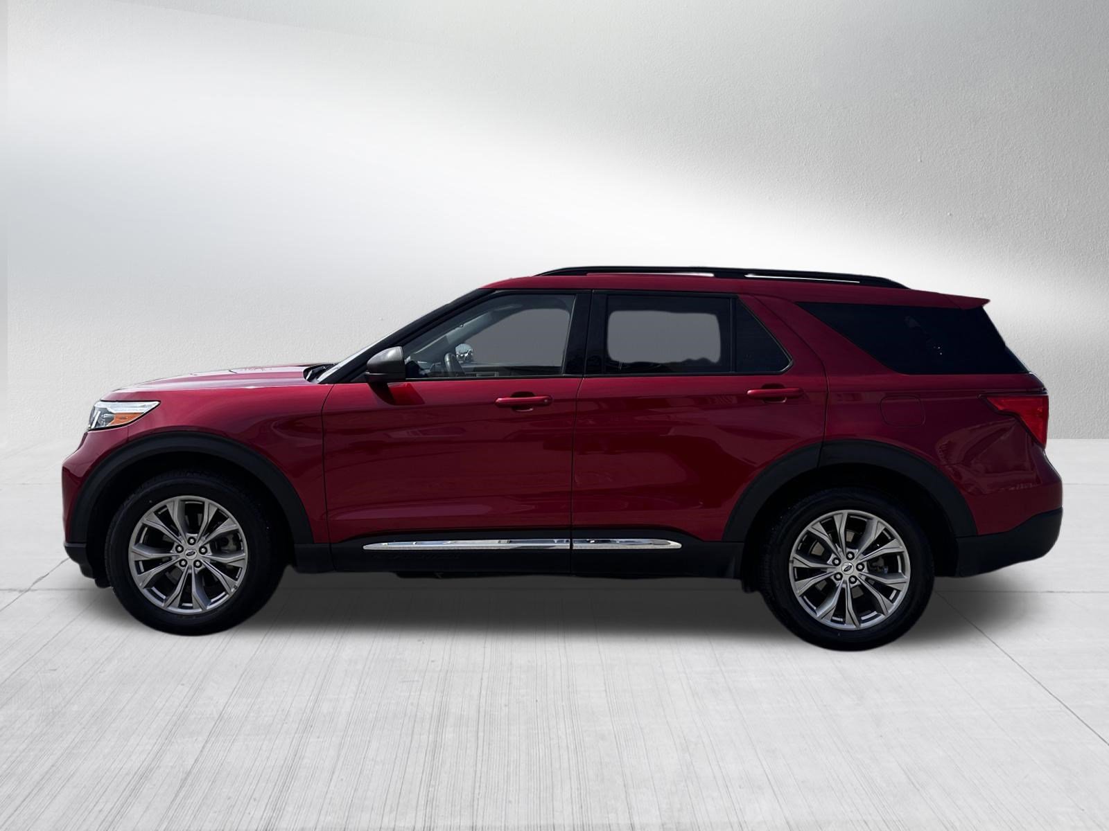 Certified 2022 Ford Explorer XLT w/ Equipment Group 202A AWD/4WD image 4