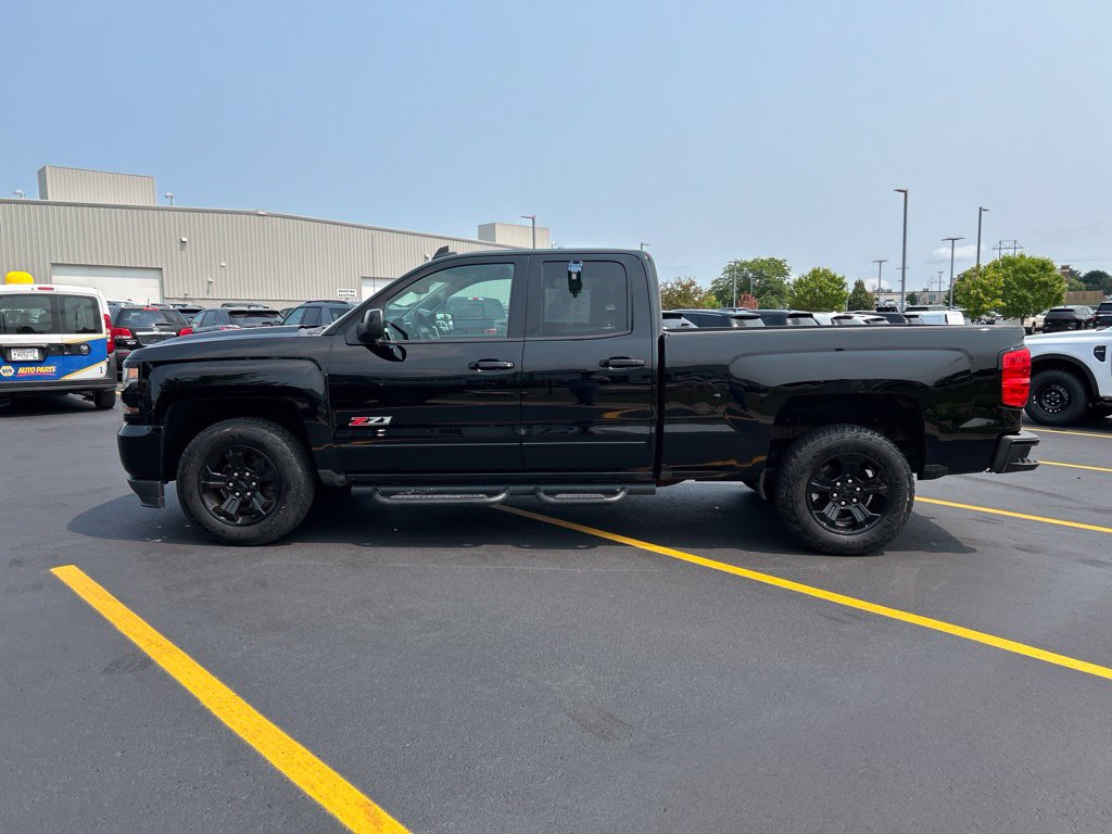 Used 2018 Chevrolet Silverado 1500 LT w/ Midnight Edition AWD/4WD image 9