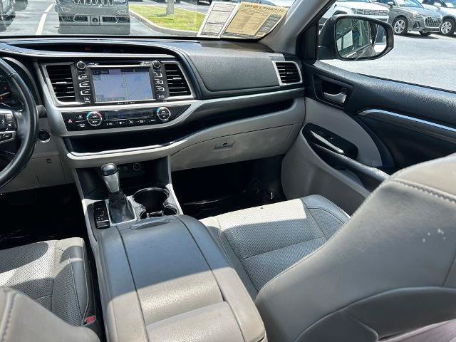 Used 2018 Toyota Highlander Limited Platinum FWD image 11