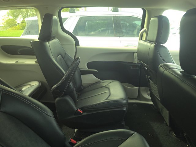 Used 2024 Chrysler Pacifica Limited FWD image 5