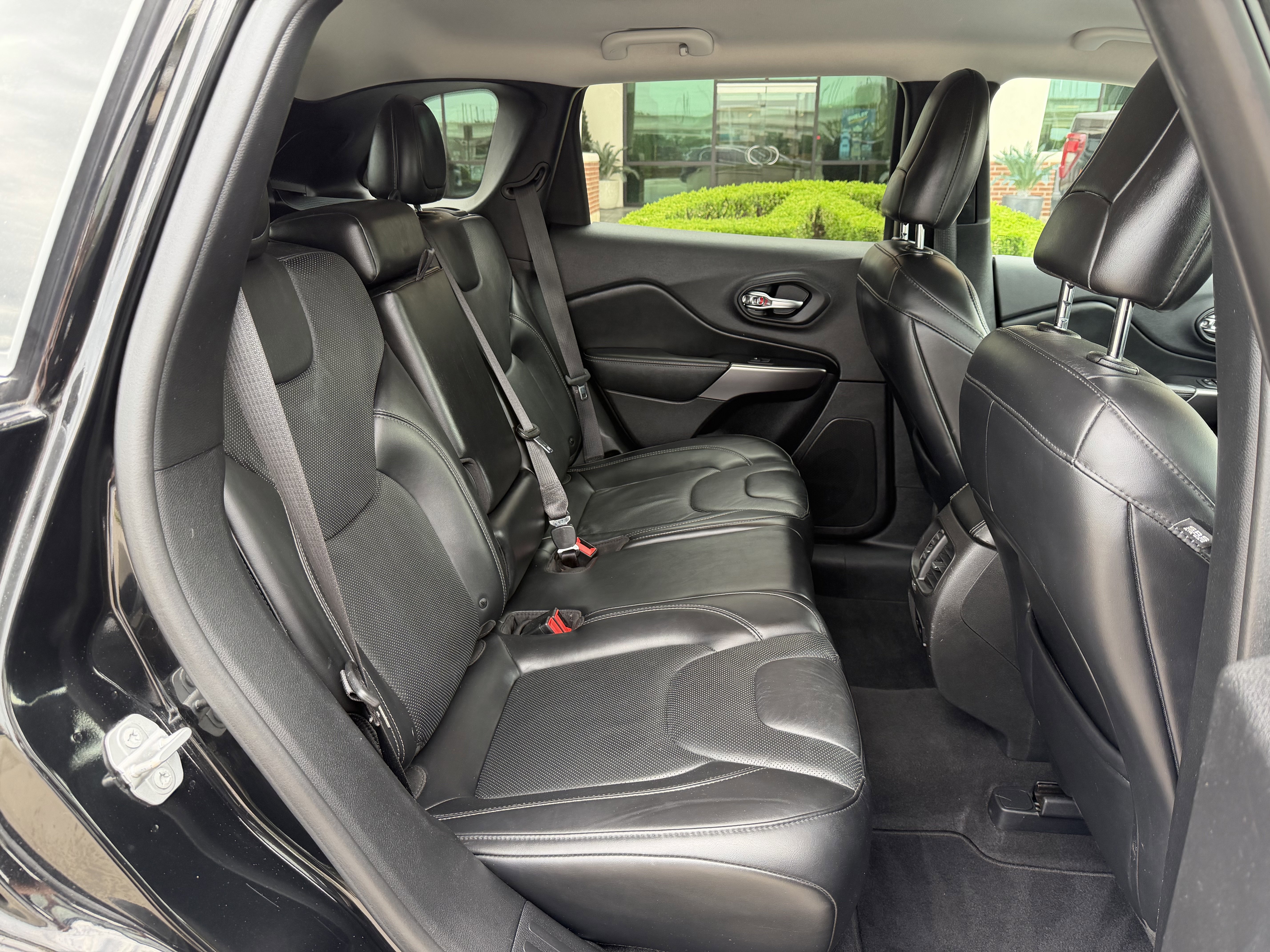 Used 2019 Jeep Cherokee Limited AWD/4WD image 32