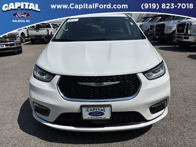 Used 2024 Chrysler Pacifica Touring-L FWD image 10