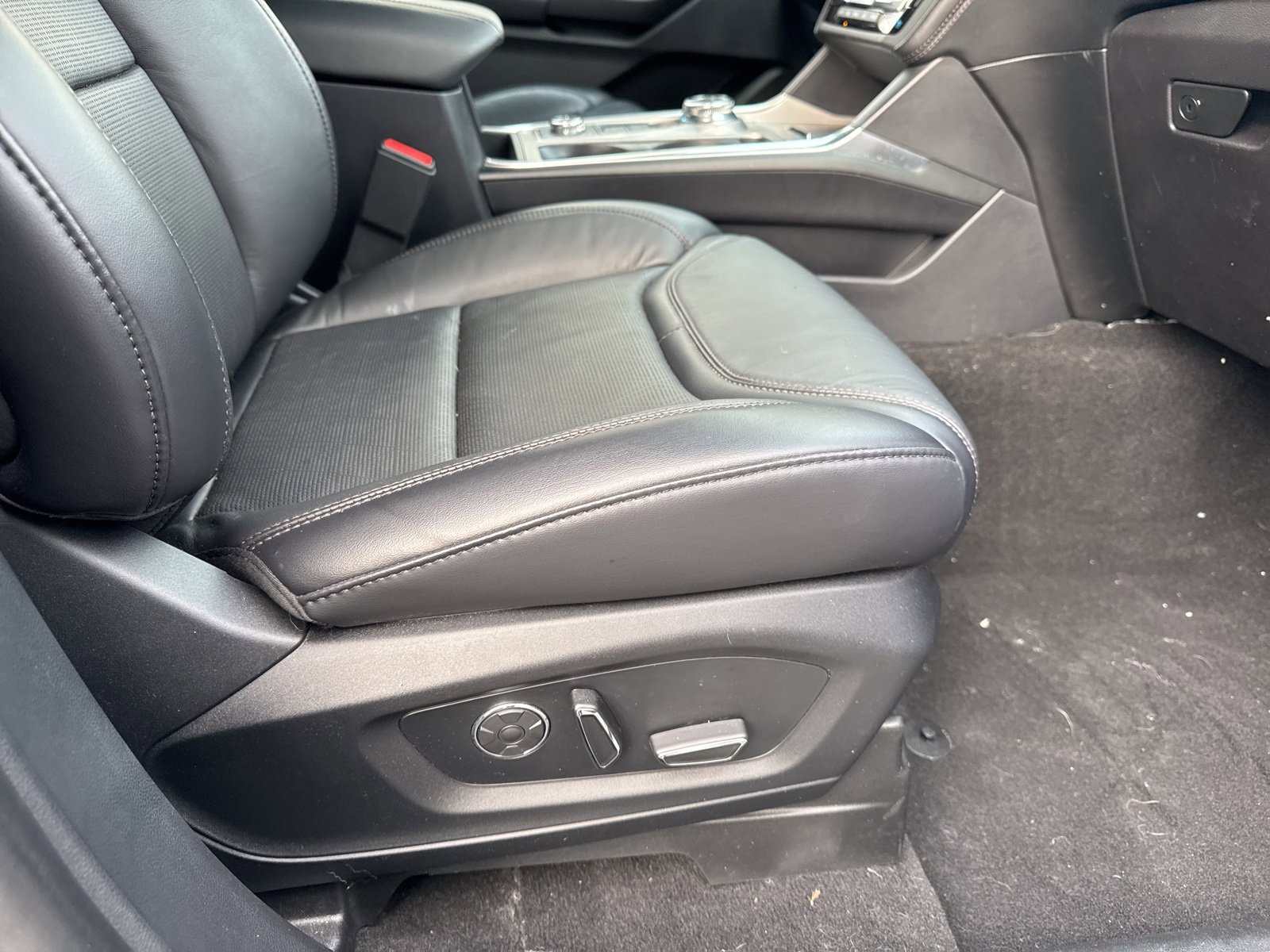 Certified 2020 Ford Explorer Platinum w/ Premium Technology Package image 40