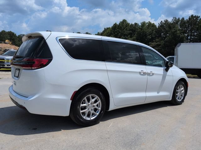 Used 2024 Chrysler Pacifica Touring-L FWD image 4