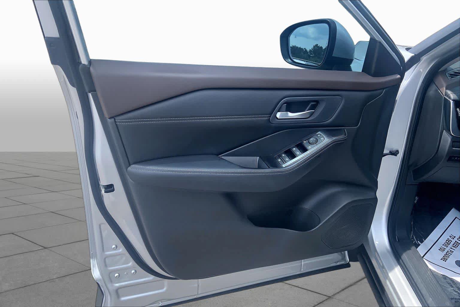 Used 2023 Nissan Rogue SV w/ SV Premium Package FWD image 22