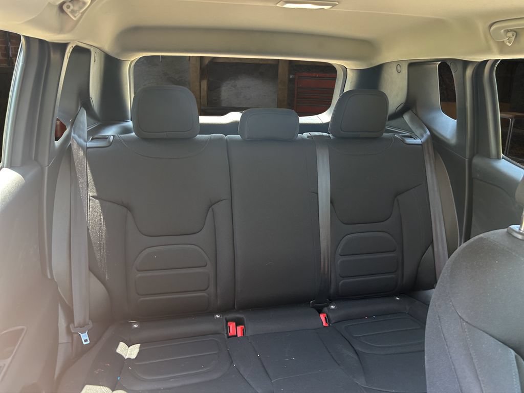 Used 2021 Jeep Renegade Latitude FWD image 12
