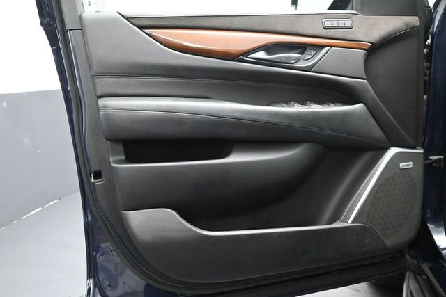 Used 2018 Cadillac Escalade Luxury AWD/4WD image 21