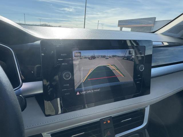 Used 2025 Volkswagen Taos SE image 25