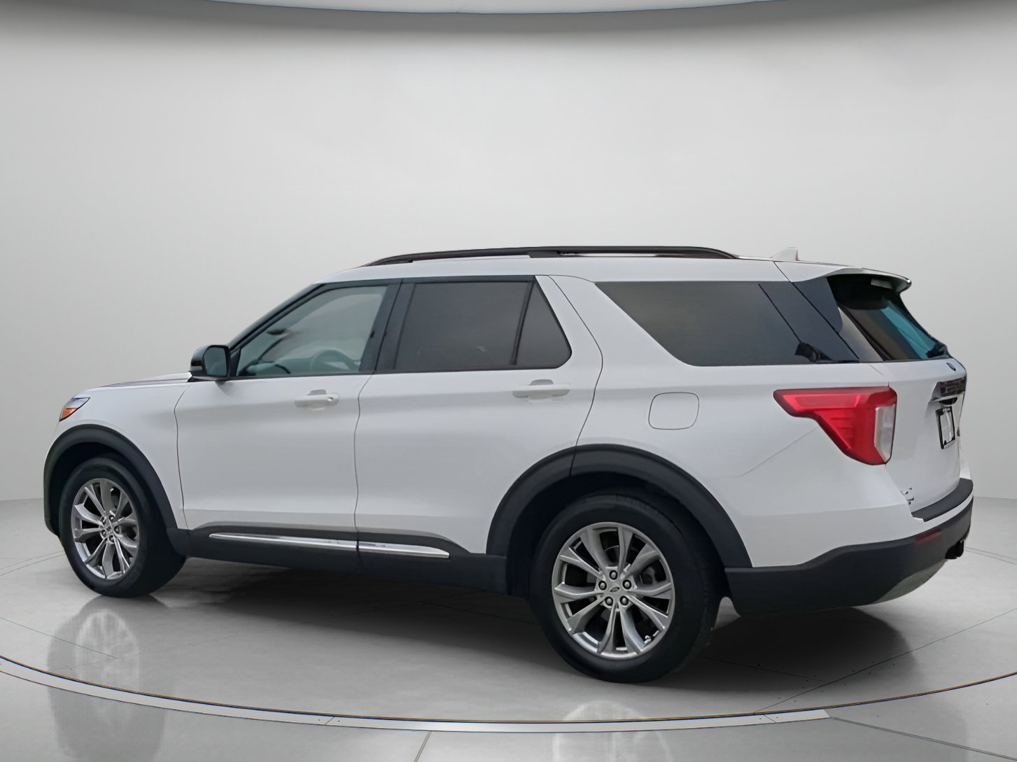 Certified 2023 Ford Explorer XLT w/ Equipment Group 202A RWD image 19