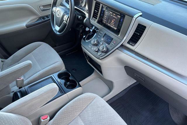 Used 2017 Toyota Sienna LE image 8