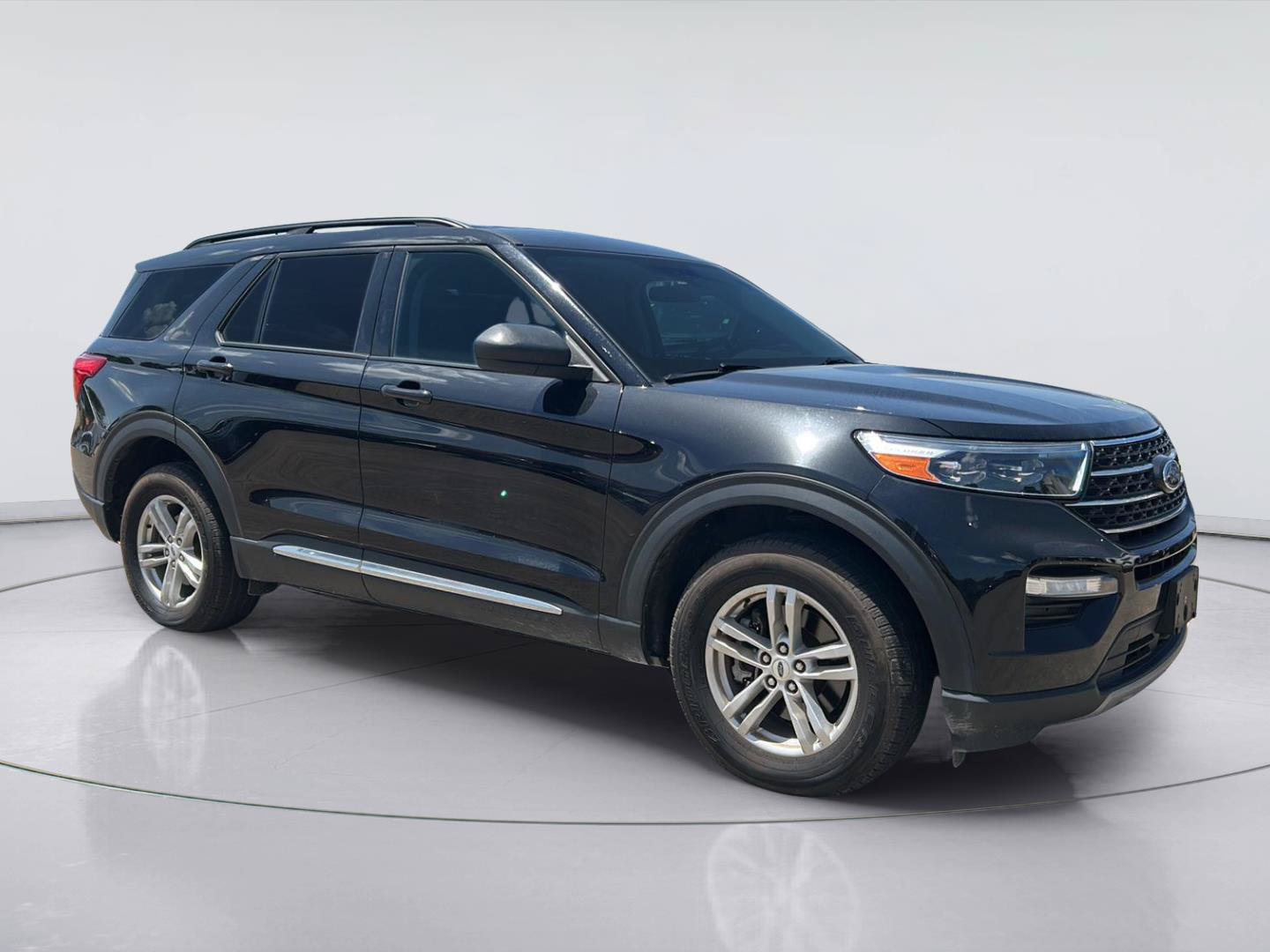 Certified 2023 Ford Explorer XLT w/ Equipment Group 202A AWD/4WD image 3