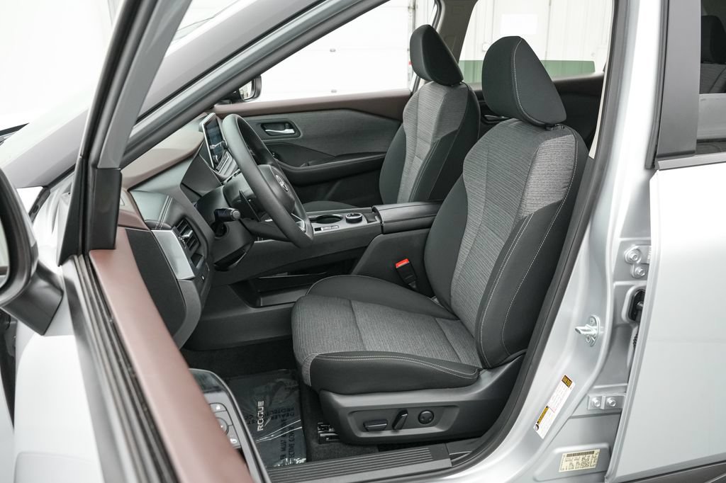 Used 2023 Nissan Rogue SV AWD/4WD image 11