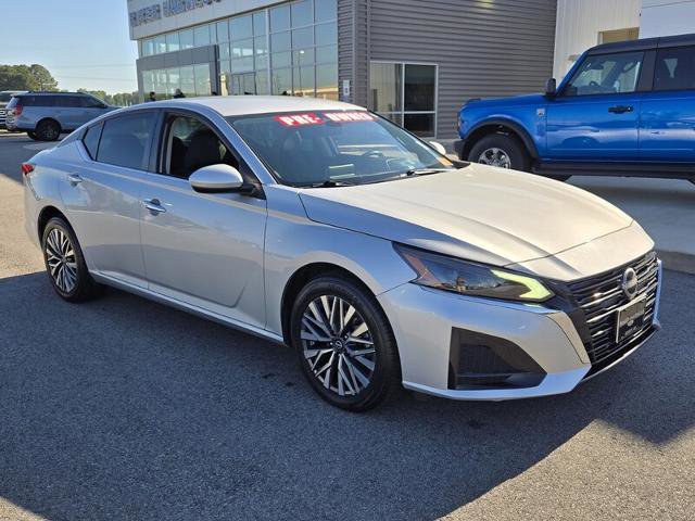 Used 2023 Nissan Altima 2.5 SV AWD/4WD image 3