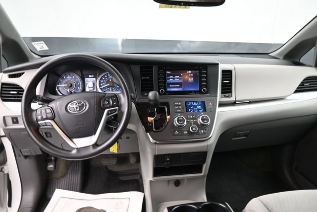 Used 2018 Toyota Sienna LE FWD image 22