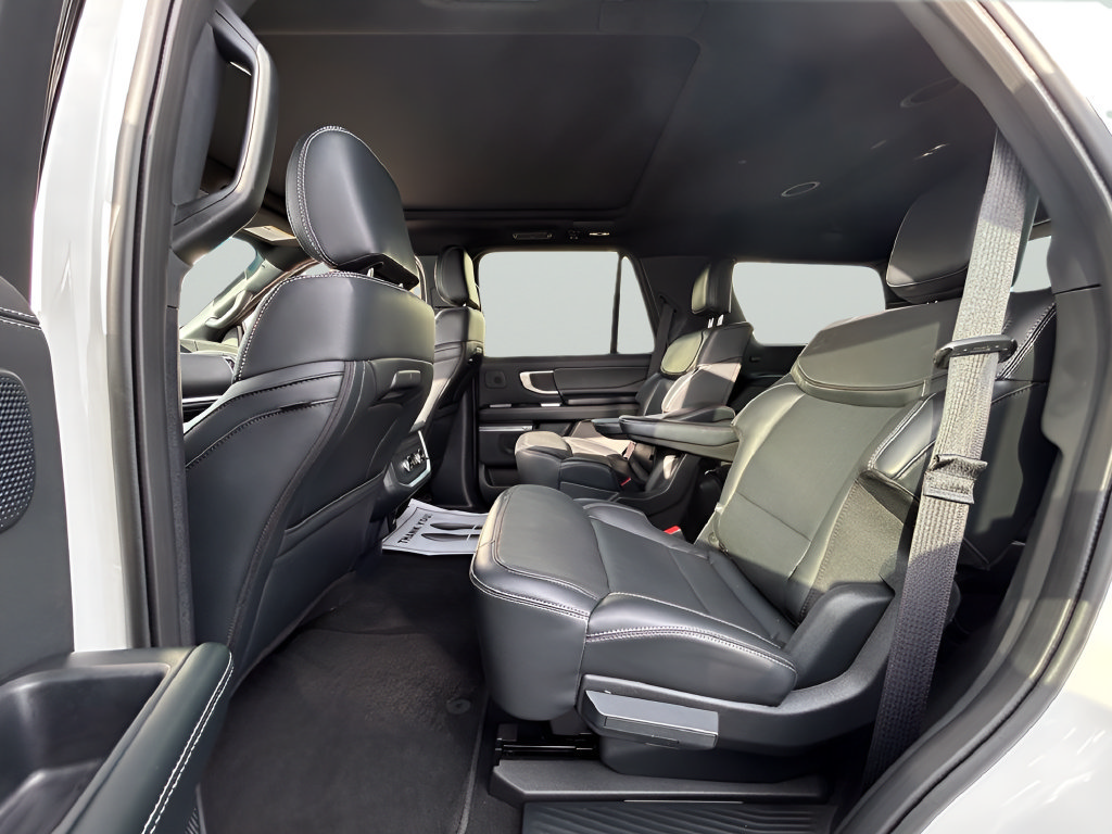 Certified 2025 Ford Expedition Platinum w/ Stealth Performance Package AWD/4WD image 29