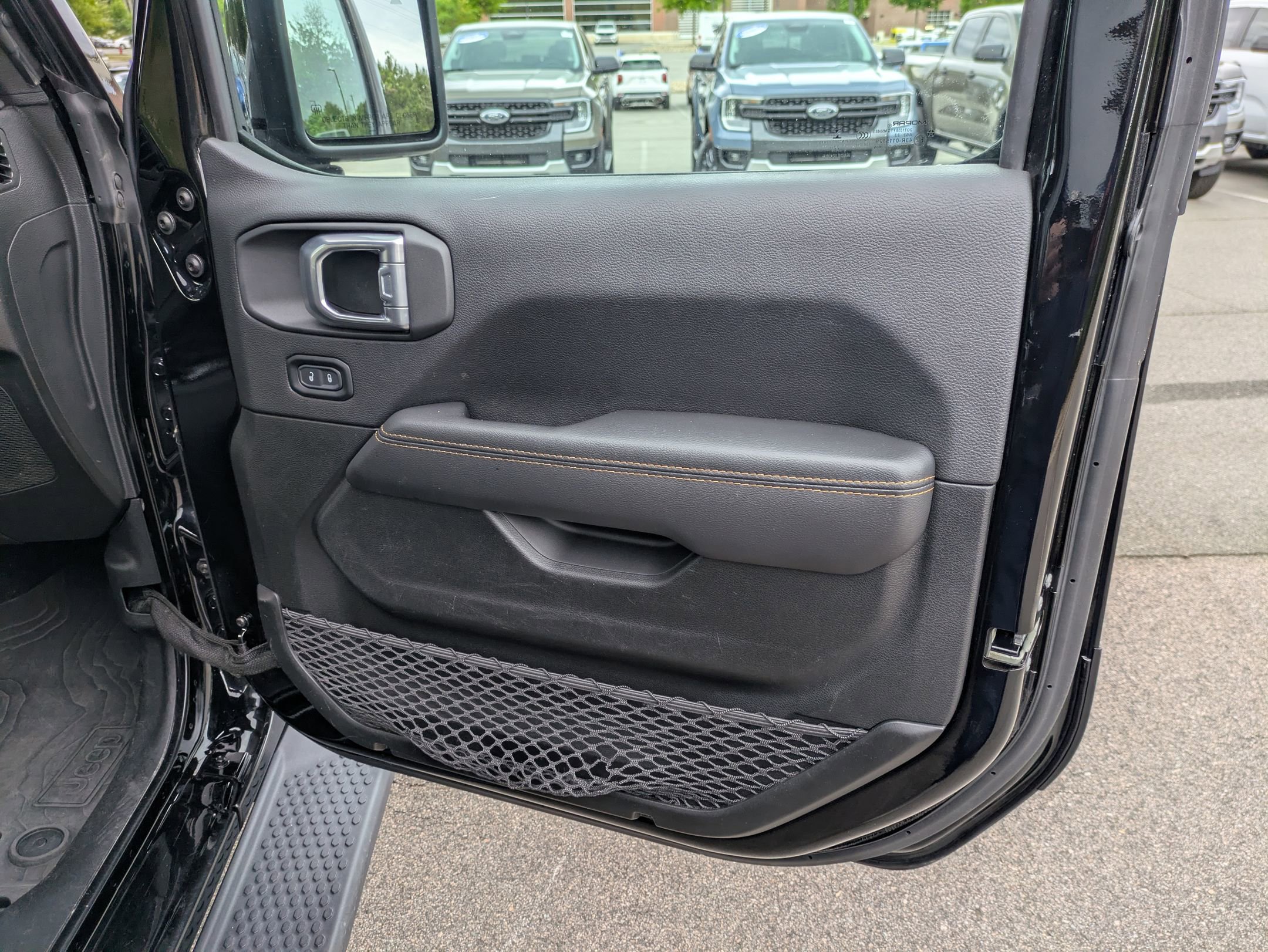 Used 2023 Jeep Wrangler Unlimited Sahara AWD/4WD image 42