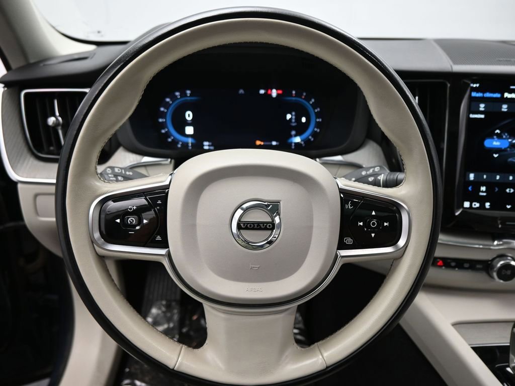 Used 2023 Volvo XC60 B5 Plus image 39