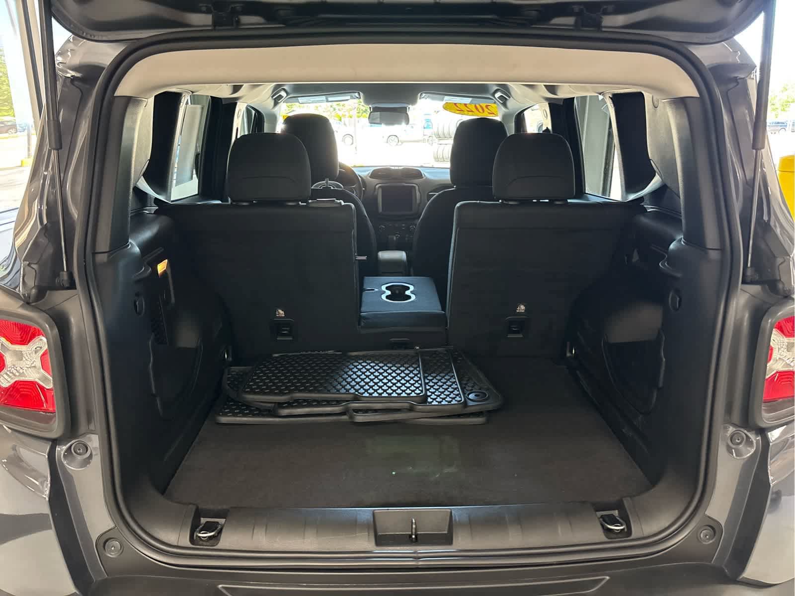 Used 2022 Jeep Renegade Latitude w/ Convenience Group AWD/4WD image 9