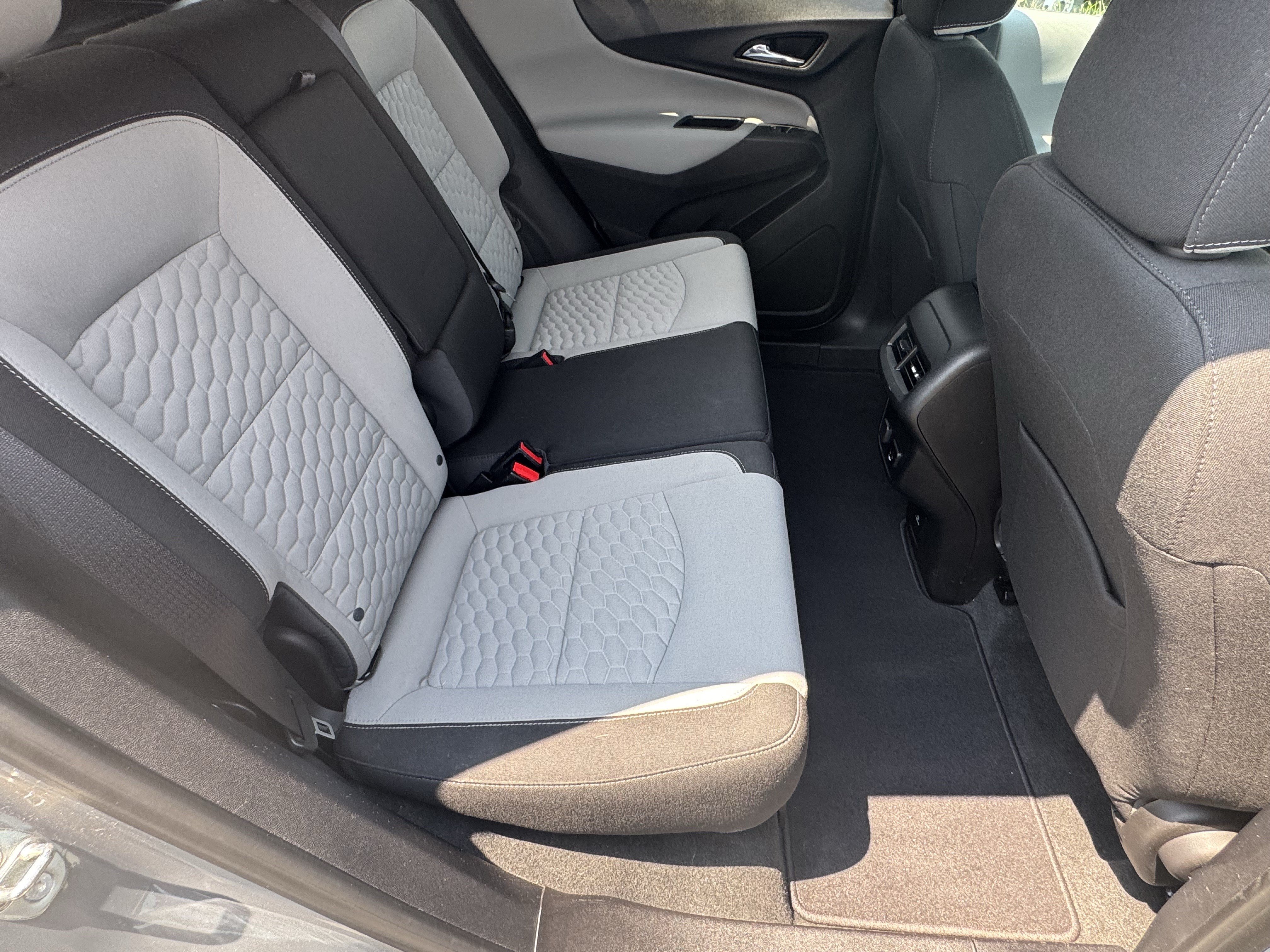 Used 2018 Chevrolet Equinox LT w/ Sun & Infotainment Package FWD image 17