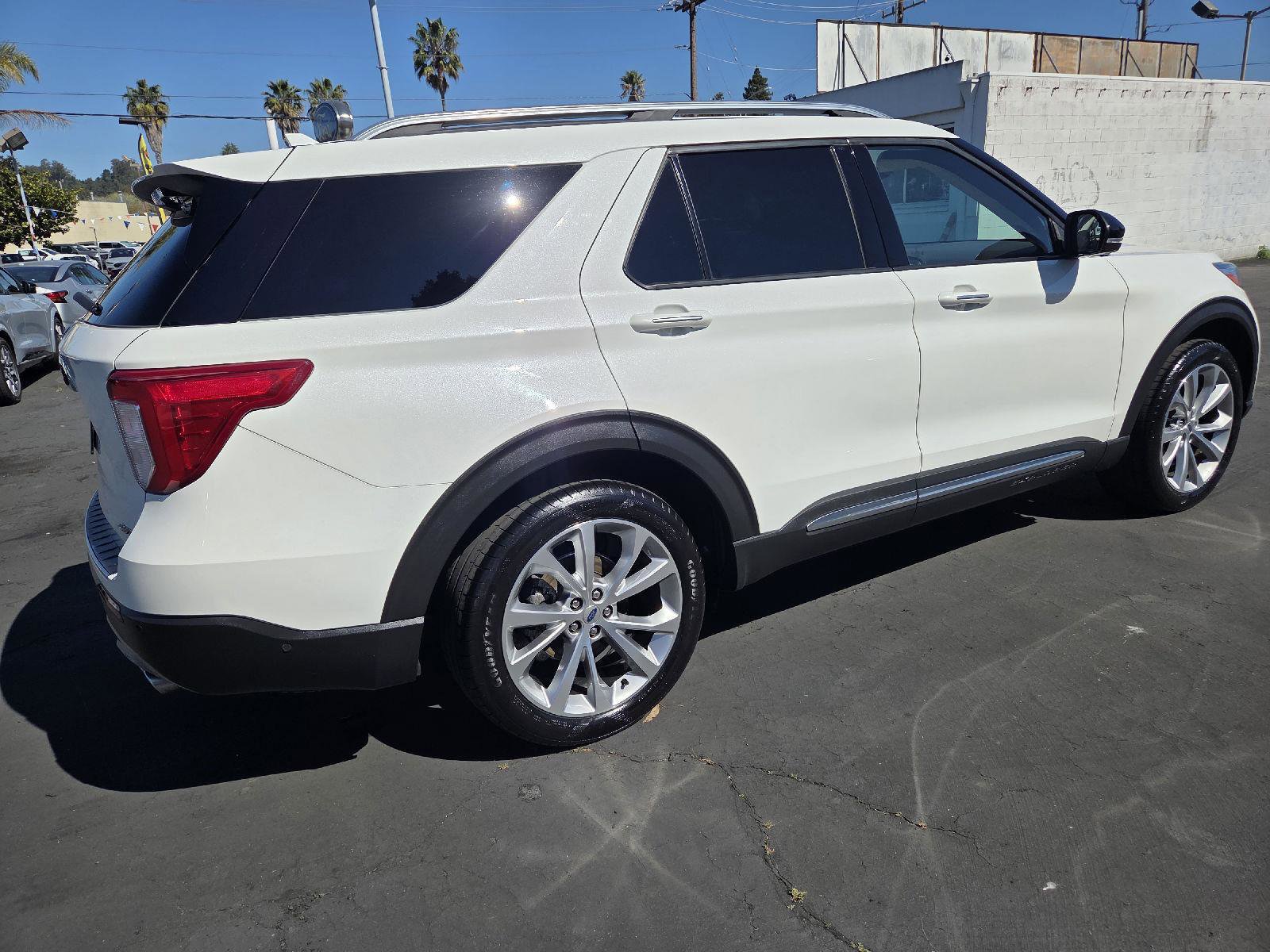 Certified 2021 Ford Explorer Platinum w/ Equipment Group 601A image 3