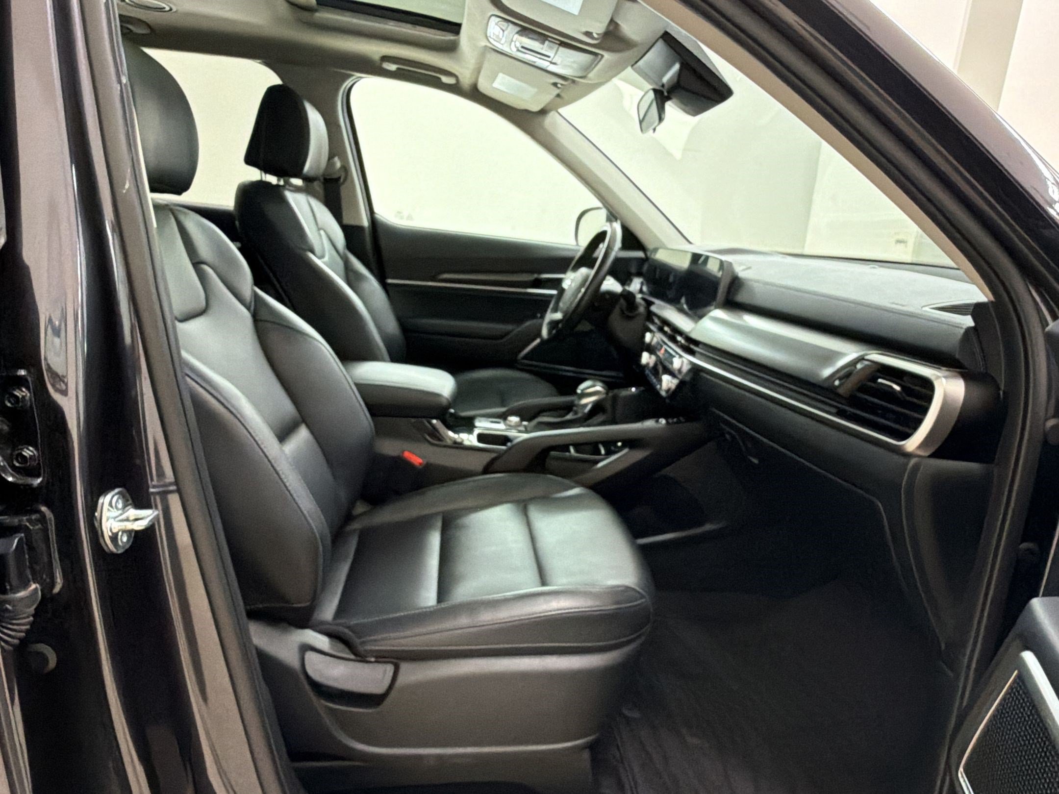 Used 2025 Kia Telluride S FWD image 25