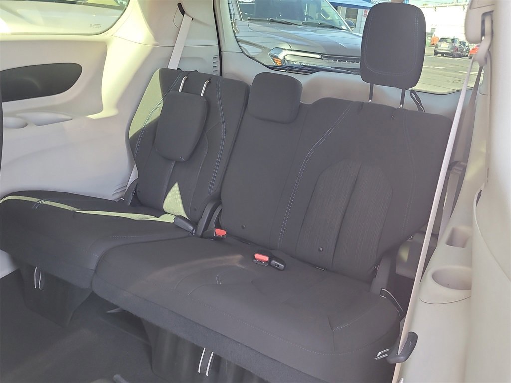 Used 2021 Chrysler Pacifica Touring image 12