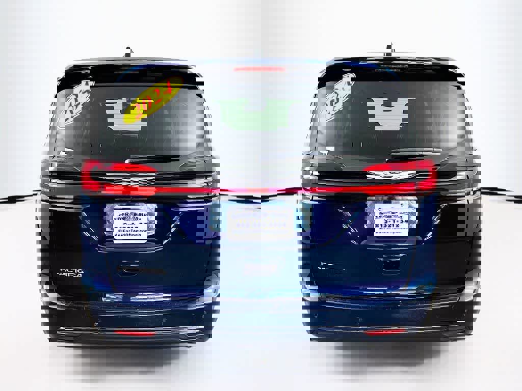 Used 2024 Chrysler Pacifica Touring-L image 5