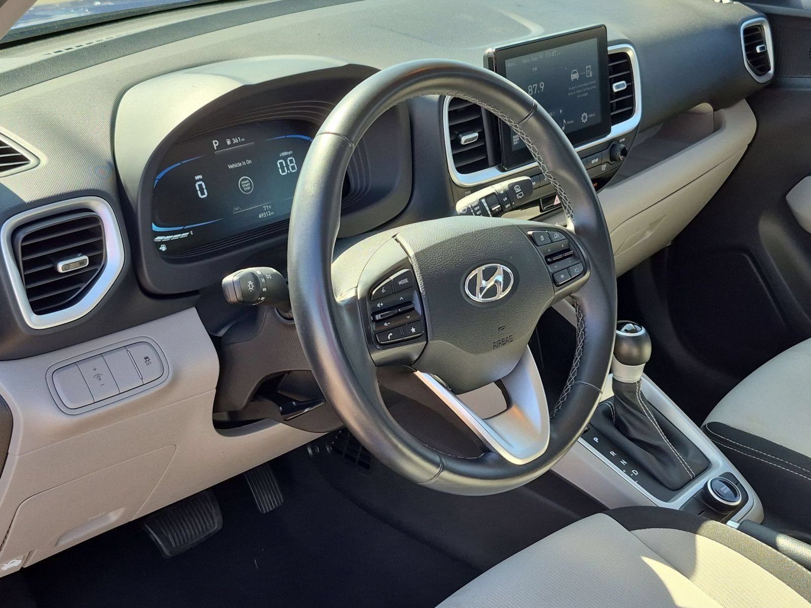 Used 2025 Hyundai Venue SEL FWD image 11