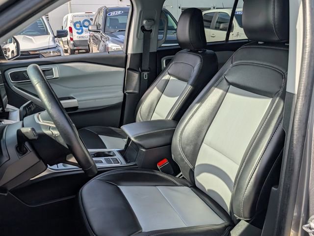 Certified 2023 Ford Explorer XLT w/ Equipment Group 202A RWD image 5