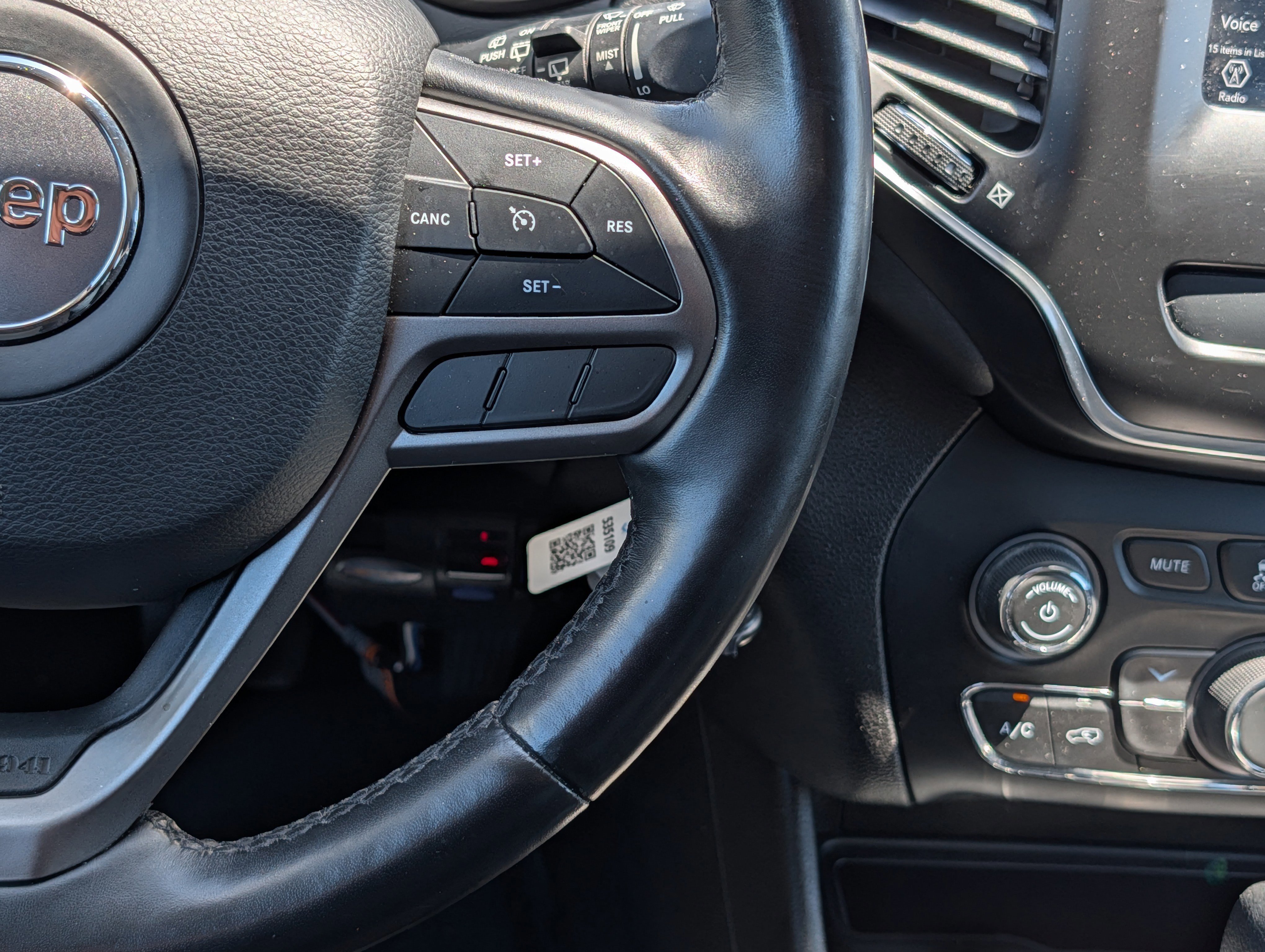 Used 2020 Jeep Cherokee Latitude w/ Cold Weather Group AWD/4WD image 22