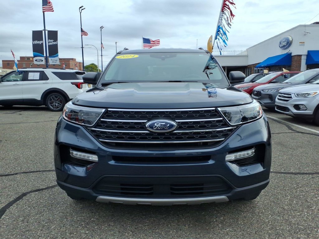 Certified 2023 Ford Explorer XLT w/ Equipment Group 202A AWD/4WD image 3