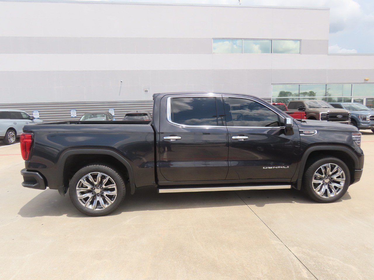 Used 2023 GMC Sierra 1500 Denali w/ Denali Reserve Package AWD/4WD image 10