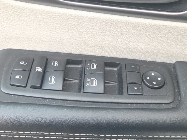Used 2023 Chrysler Pacifica Touring-L FWD image 27