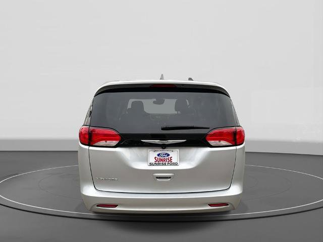 Used 2023 Chrysler Voyager LX image 4