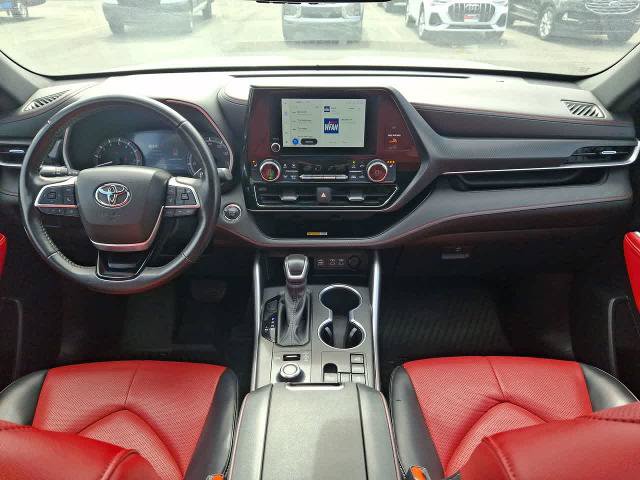 Used 2023 Toyota Highlander L AWD/4WD image 10