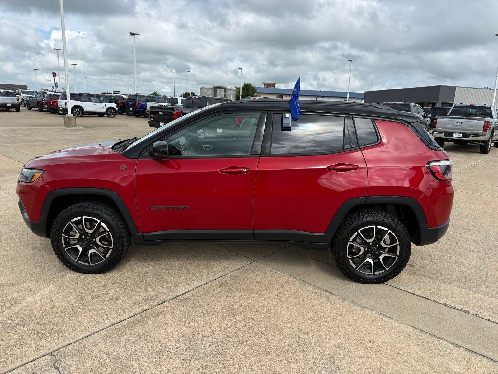 Used 2025 Jeep Compass Trailhawk AWD/4WD image 8