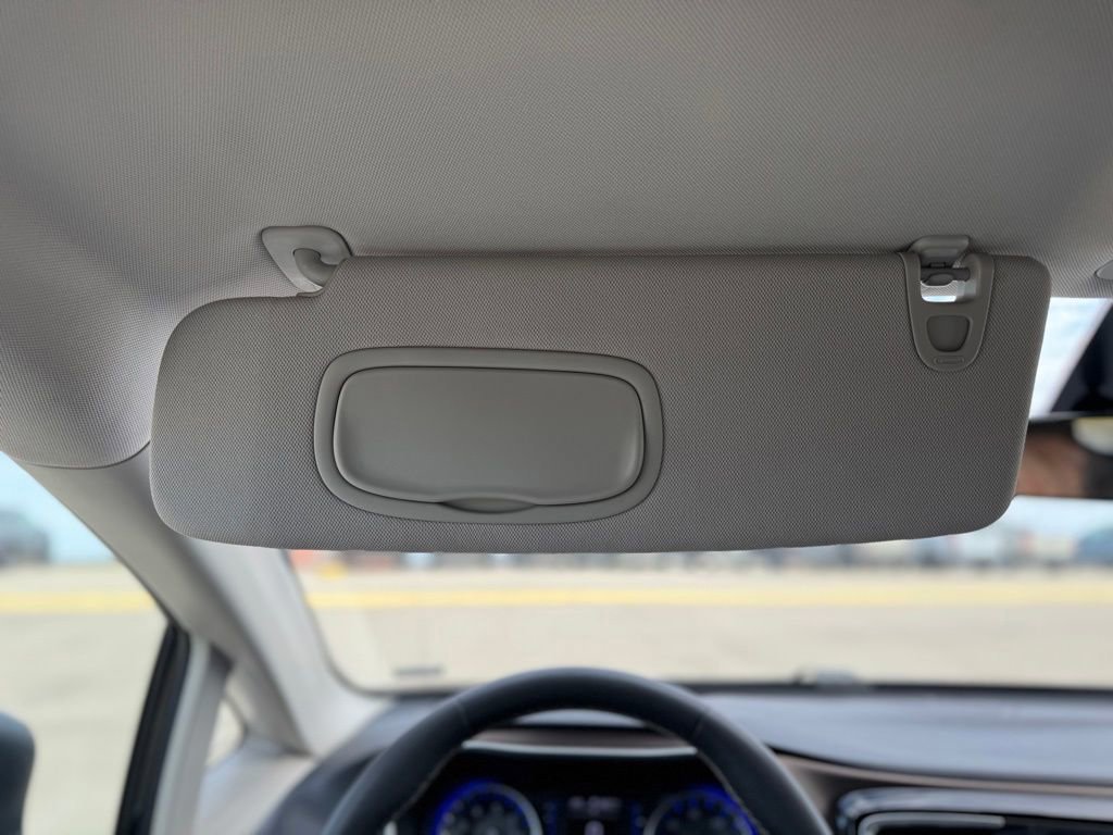 Used 2022 Chrysler Voyager LX image 18