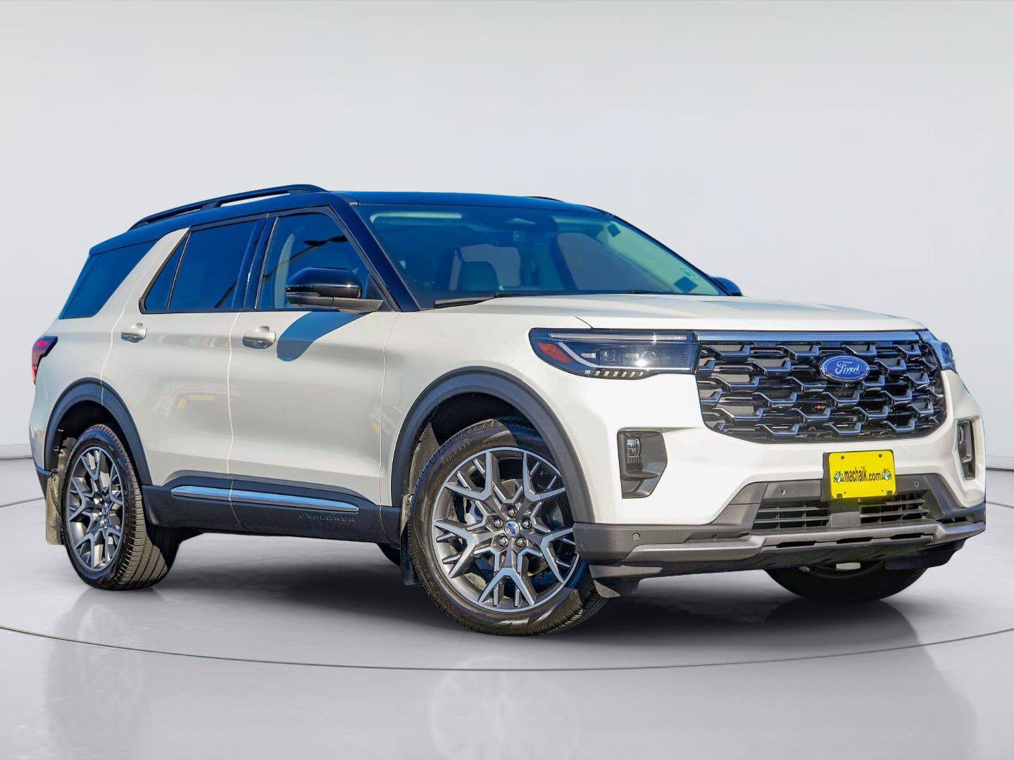 Certified 2025 Ford Explorer Platinum w/ Ultimate Package AWD/4WD image 1