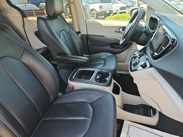 Used 2024 Chrysler Pacifica Touring-L FWD image 11
