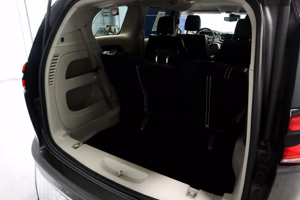 Used 2023 Chrysler Pacifica Touring-L FWD image 15